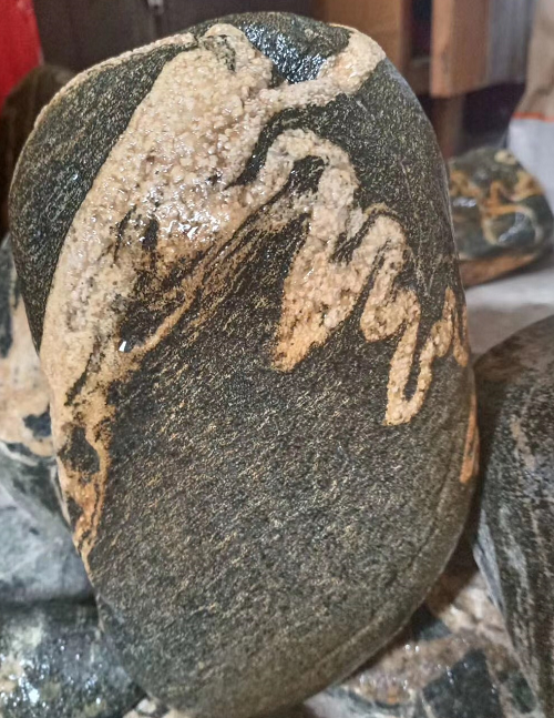 泰山石金蟾或猴圖案好嗎？放泰山石的底座哪種好？