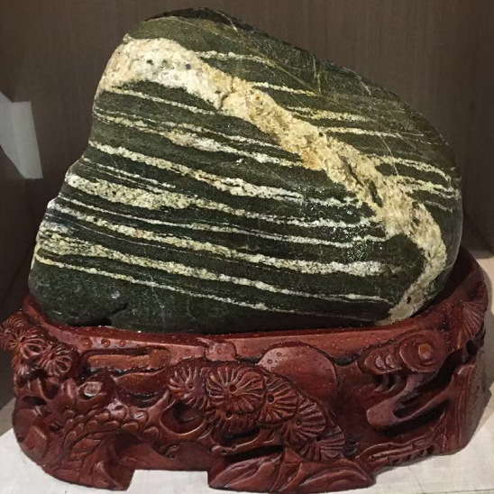 臥室陽(yáng)臺(tái)直沖馬路能擺泰山石嗎？