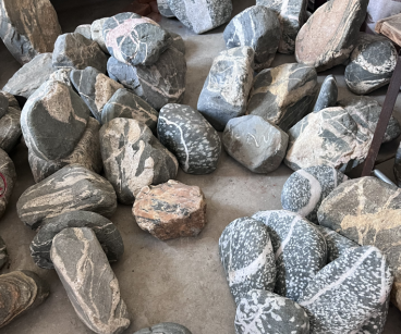 造假的泰山石會(huì)染色嗎？怎么辨別泰山石有沒(méi)有染色？